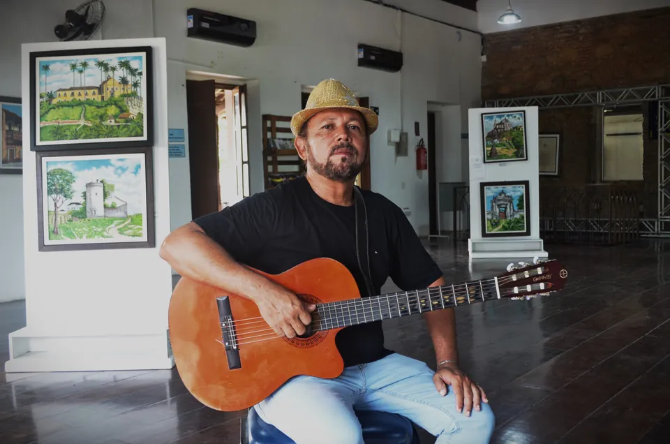 Fabian Mendes com seu violão em Olinda