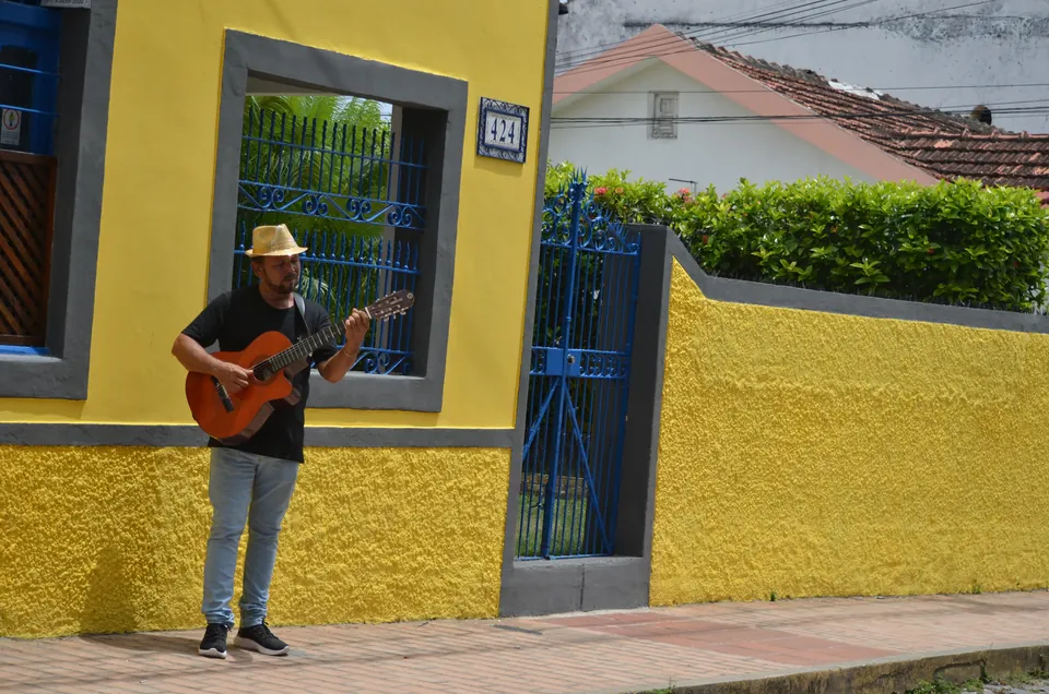 Fabian Mendes com seu violão em Olinda — fotografia 2