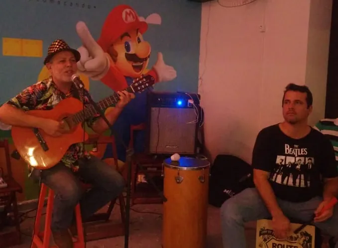 Fabian Mendes tocando na Game Over Pub em Olinda-PE