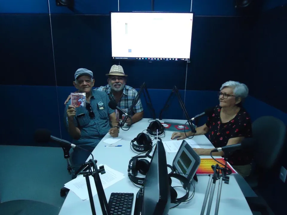 Fabian Mendes na Rádio Universitária falando sobre o álbum Doces Cores